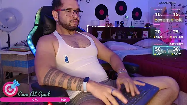 Snapshot of Xein_WoIf chatting on May 2026 03:17:02 AM Xein WoIf online show from May 2026 03:17:02 AM