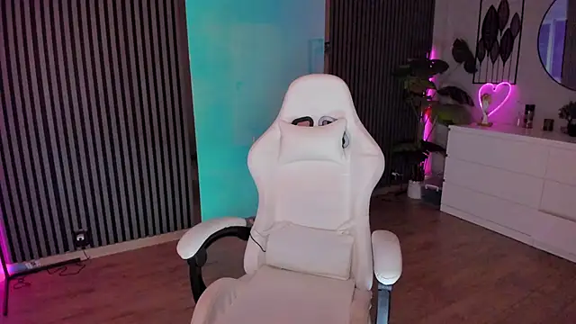 Snapshot of SeraVonDee chatting on December 2024 11:43:02 PM SeraVonDee online show from December 2024 11:43:02 PM