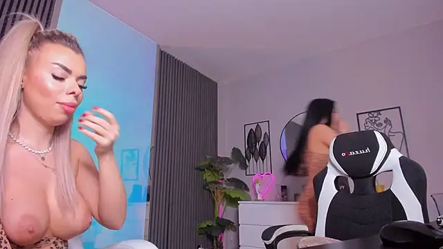 Snapshot of SeraVonDee chatting on December 2024 09:53:02 PM SeraVonDee online show from December 2024 09:53:02 PM