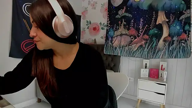 LovelyAzucena online show from December 2025 01:48:02 PM