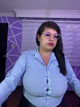 MiiaaJoness online show from April 2026 08:32:01 PM