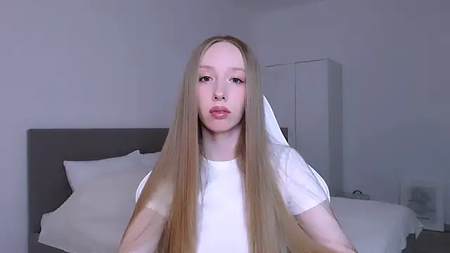 Luna insniity online show from April 2026 09:21:01 PM