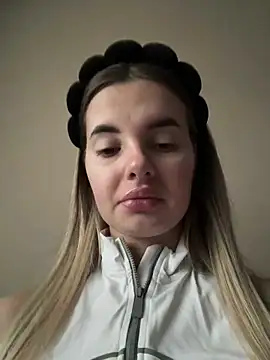 Donna Evans online show from October 2025 02:21:01 AM