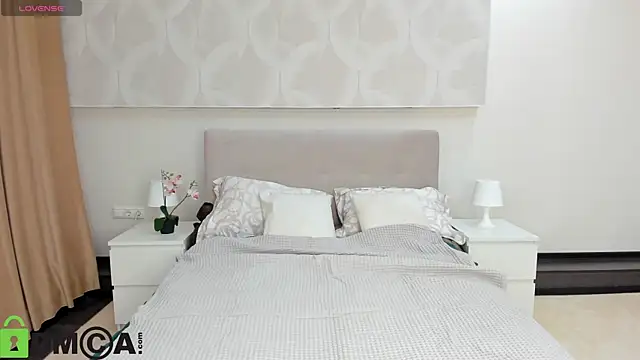 Donna Evans online show from November 2025 11:53:01 PM