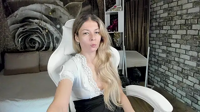 Eva Melow online show from April 2026 02:12:02 PM