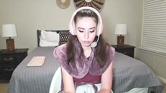 Snapshot of alisonfields chatting on July 2026 05:15:02 AM alisonfields online show from July 2026 05:15:02 AM
