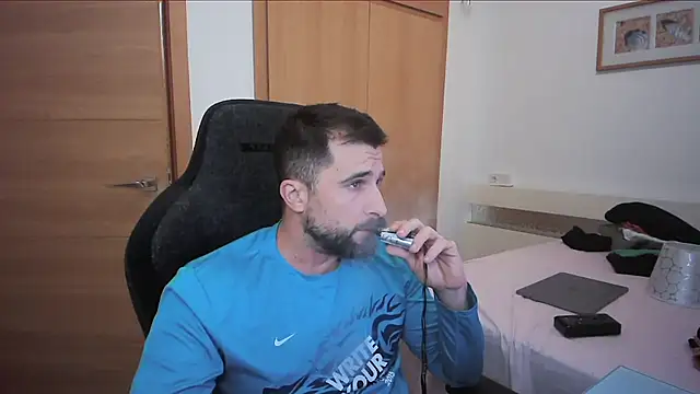 Snapshot of alex877x chatting on November 2025 04:43:02 PM alex877x online show from November 2025 04:43:02 PM