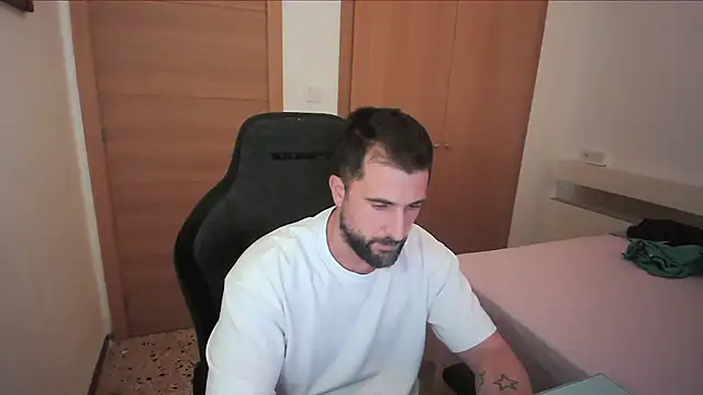 Snapshot of alex877x chatting on November 2025 10:35:01 PM alex877x online show from November 2025 10:35:01 PM