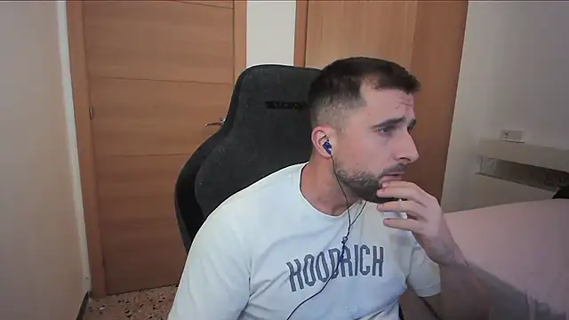 Snapshot of alex877x chatting on October 2025 10:52:02 PM alex877x online show from October 2025 10:52:02 PM