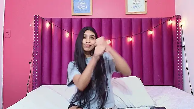 Snapshot of littlee_emilyy_ chatting on January 2025 05:59:02 AM littlee emilyy  online show from January 2025 05:59:02 AM