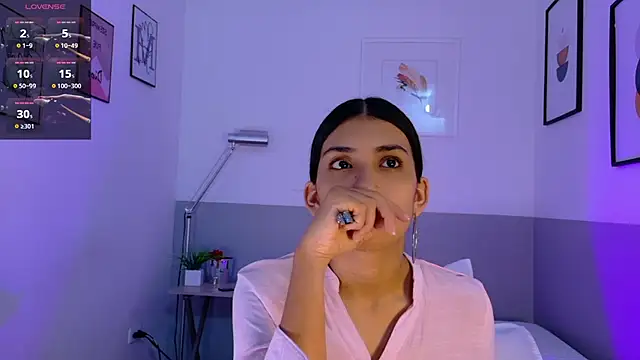 littlee emilyy  online show from April 2026 01:03:01 PM