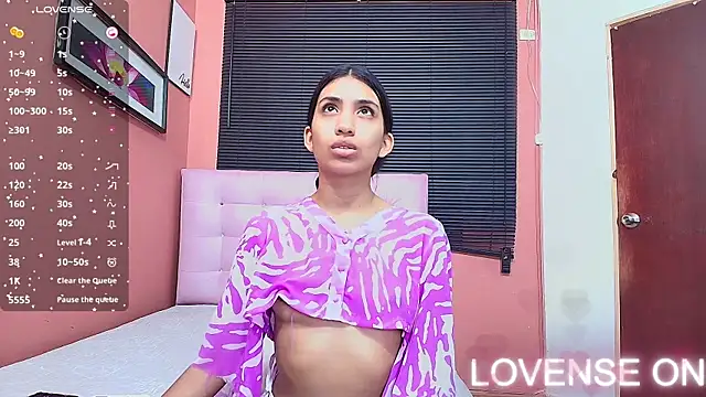 Snapshot of littlee_emilyy_ chatting on December 2024 01:38:02 PM littlee emilyy  online show from December 2024 01:38:02 PM