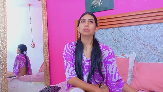 littlee emilyy  online show from April 2026 05:30:01 PM