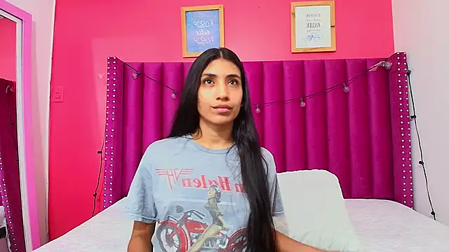 Snapshot of littlee_emilyy_ chatting on January 2025 02:48:02 AM littlee emilyy  online show from January 2025 02:48:02 AM