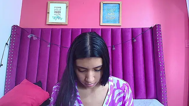 Snapshot of littlee_emilyy_ chatting on December 2024 06:10:01 PM littlee emilyy  online show from December 2024 06:10:01 PM