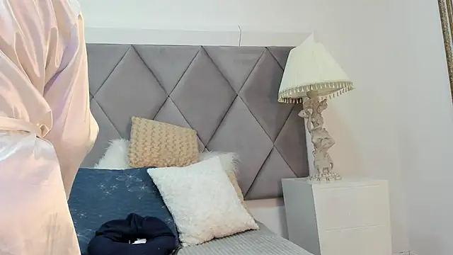 MiaMancini online show from November 2025 08:53:02 PM