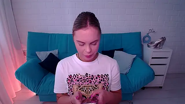 Snapshot of RikaRaily chatting on September 2025 06:03:01 AM RikaRaily online show from September 2025 06:03:01 AM