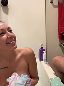 Snapshot of MnM4ever chatting on November 2025 08:30:01 AM MnM4ever online show from November 2025 08:30:01 AM