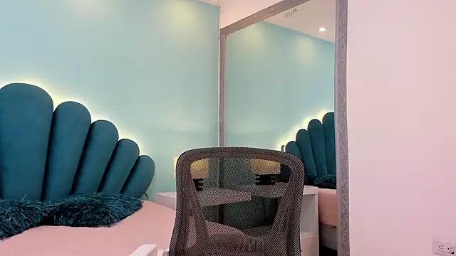 sharlott18 online show from January 2026 05:27:02 PM