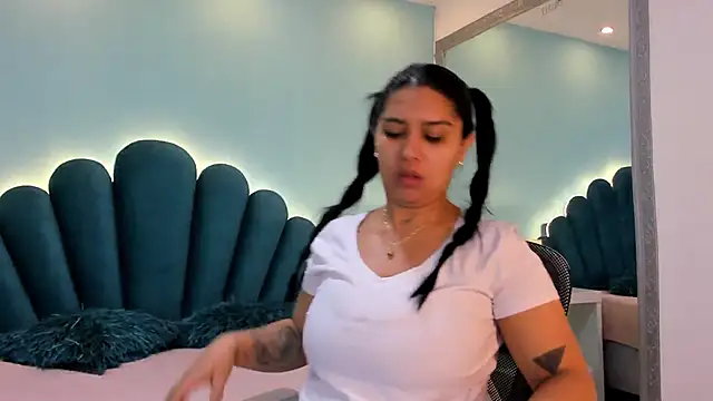 sharlott18 online show from December 2025 12:26:01 PM