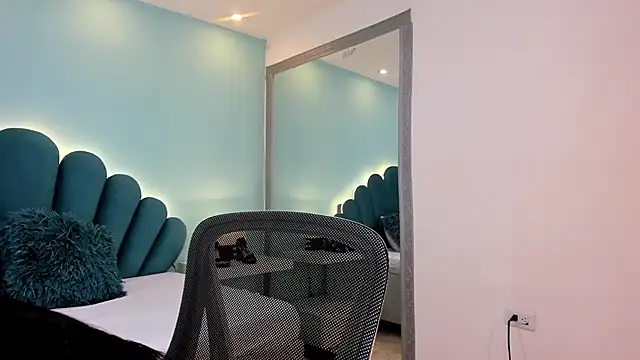 sharlott18 online show from February 2026 01:33:02 PM