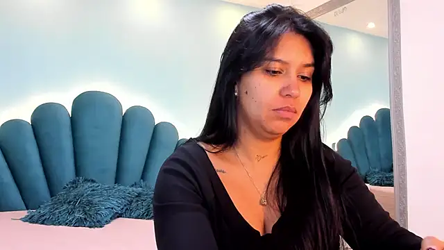 sharlott18 online show from December 2025 05:12:01 PM