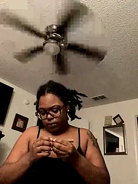 SweetHoneyBunz online show from November 2025 05:17:02 PM