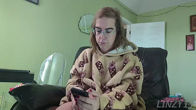 Snapshot of Linzy_19 chatting on November 2025 04:22:02 PM Linzy 19 online show from November 2025 04:22:02 PM