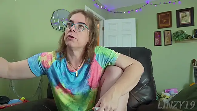 Snapshot of Linzy_19 chatting on November 2025 09:31:01 PM Linzy 19 online show from November 2025 09:31:01 PM