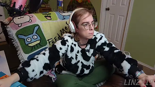 Snapshot of Linzy_19 chatting on February 2025 03:23:02 AM Linzy 19 online show from February 2025 03:23:02 AM