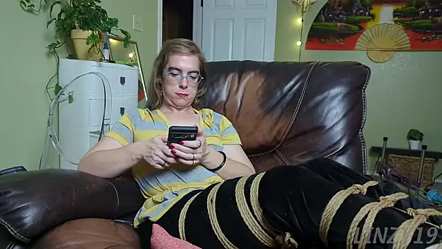 Snapshot of Linzy_19 chatting on September 2025 03:40:02 AM Linzy 19 online show from September 2025 03:40:02 AM