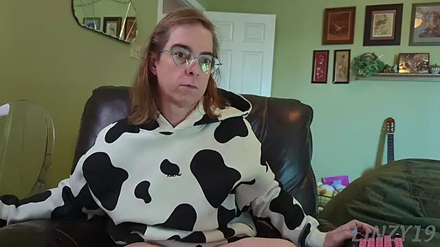 Linzy 19 online show from November 2025 04:33:02 PM