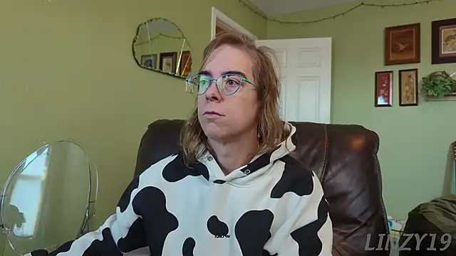 Snapshot of Linzy_19 chatting on November 2025 02:53:02 PM Linzy 19 online show from November 2025 02:53:02 PM