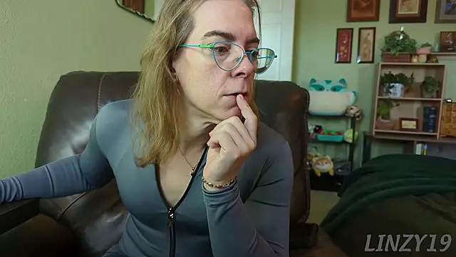 Linzy 19 online show from December 2025 04:30:01 PM