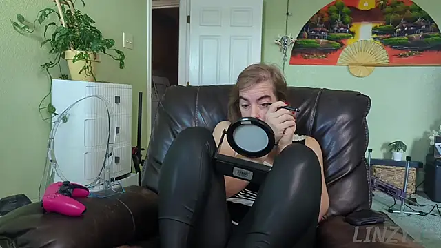 Snapshot of Linzy_19 chatting on September 2025 03:34:01 PM Linzy 19 online show from September 2025 03:34:01 PM