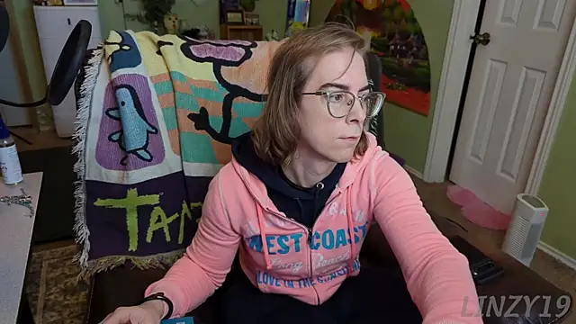 Snapshot of Linzy_19 chatting on February 2025 06:43:02 PM Linzy 19 online show from February 2025 06:43:02 PM