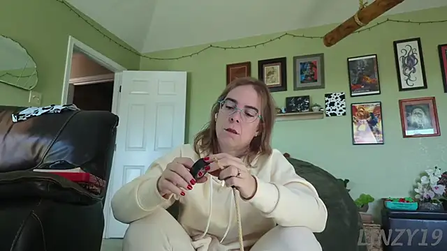 Snapshot of Linzy_19 chatting on November 2025 05:40:01 PM Linzy 19 online show from November 2025 05:40:01 PM