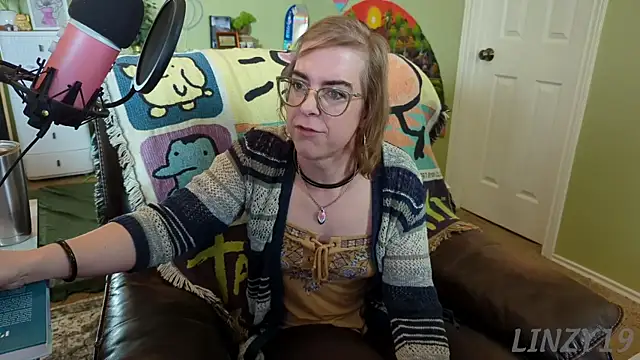 Snapshot of Linzy_19 chatting on February 2025 08:31:01 PM Linzy 19 online show from February 2025 08:31:01 PM