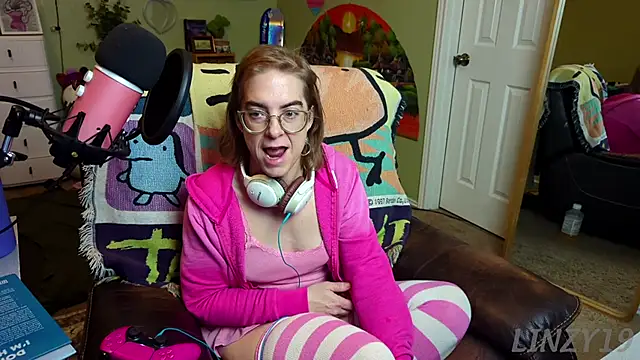 Snapshot of Linzy_19 chatting on March 2025 03:38:01 AM Linzy 19 online show from March 2025 03:38:01 AM