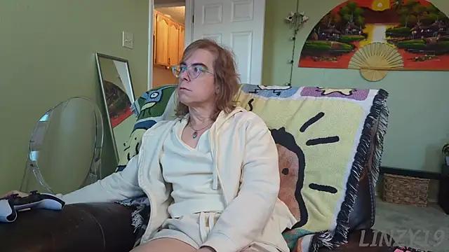 Snapshot of Linzy_19 chatting on September 2025 01:28:02 PM Linzy 19 online show from September 2025 01:28:02 PM