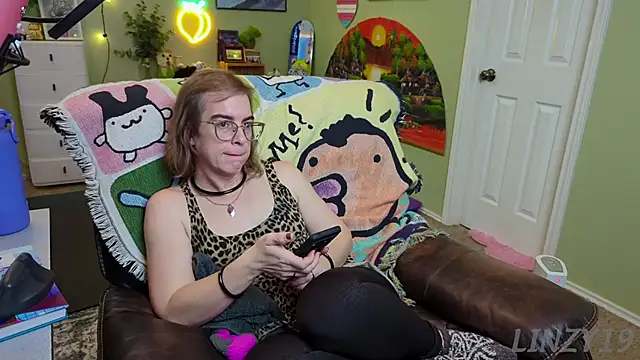 Snapshot of Linzy_19 chatting on February 2025 07:37:01 PM Linzy 19 online show from February 2025 07:37:01 PM