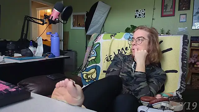 Snapshot of Linzy_19 chatting on March 2025 03:41:02 PM Linzy 19 online show from March 2025 03:41:02 PM