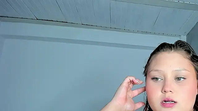 YuliCardona  online show from June 2026 10:18:02 PM