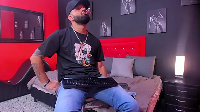 Thiagogomez online show from October 2025 12:25:02 PM