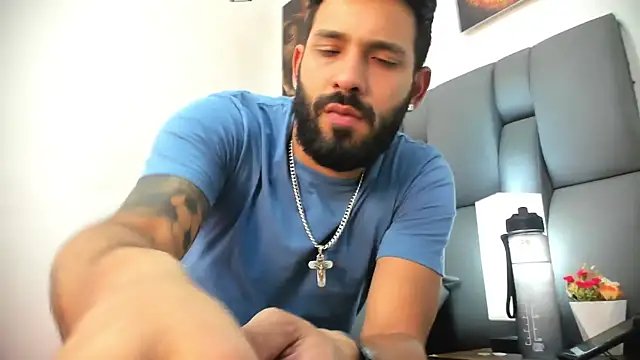 Thiagogomez online show from April 2026 07:15:02 PM