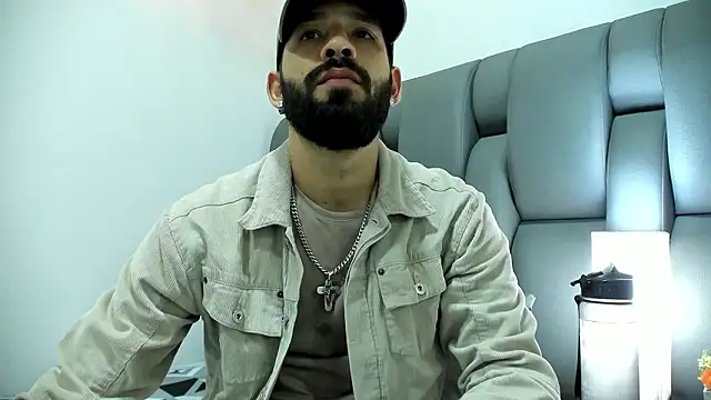 Thiagogomez online show from March 2026 07:19:01 PM