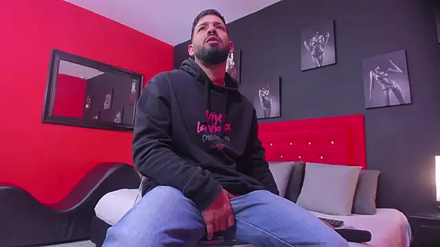 Thiagogomez online show from December 2025 12:32:02 PM