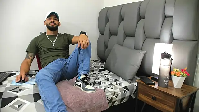 Thiagogomez online show from March 2026 07:14:02 PM