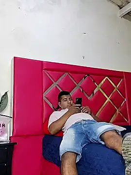 Snapshot of ViolettAndCandy chatting on December 2025 02:49:02 PM ViolettAndCandy online show from December 2025 02:49:02 PM