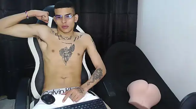 Snapshot of hot_king20 chatting on March 2025 06:24:02 PM hot king20 online show from March 2025 06:24:02 PM